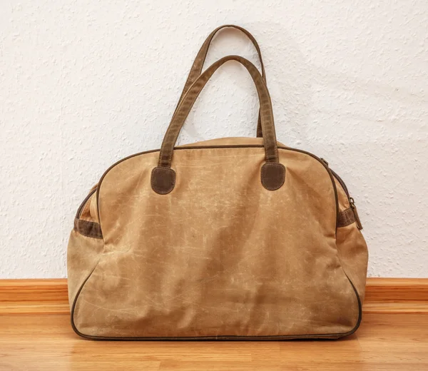 Tasche auf Holzboden — Stockfoto