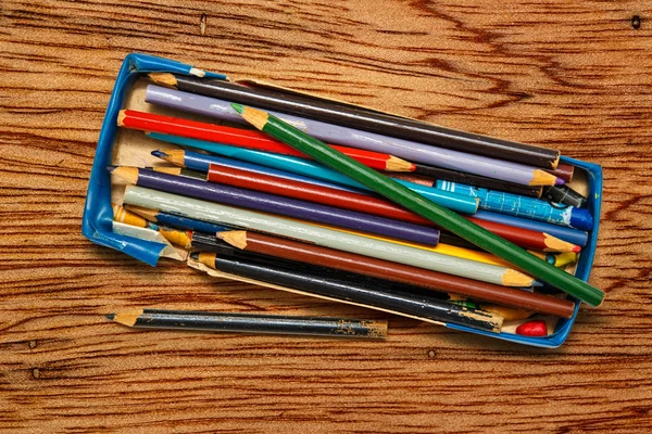 Lápices de color en una caja — Foto de Stock