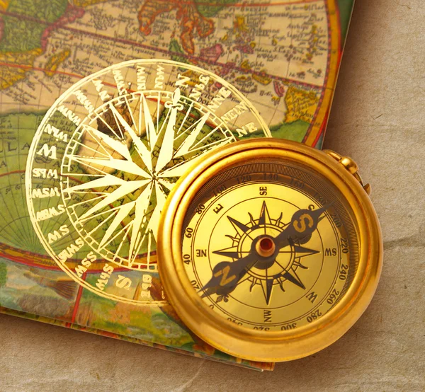 Boka med retro kompass — Stockfoto