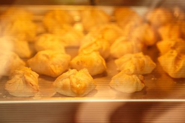 Ev yapımı tatlı çörek tepsisi pişirme üzerinde 