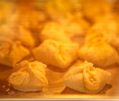 Ev yapımı tatlı çörek tepsisi pişirme üzerinde 