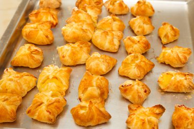 Ev yapımı tatlı çörek tepsisi pişirme üzerinde 