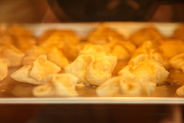 Ev yapımı tatlı çörek tepsisi pişirme üzerinde 