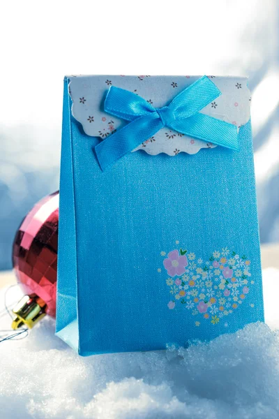 Рождественский мяч с подарочной коробкой — стоковое фото