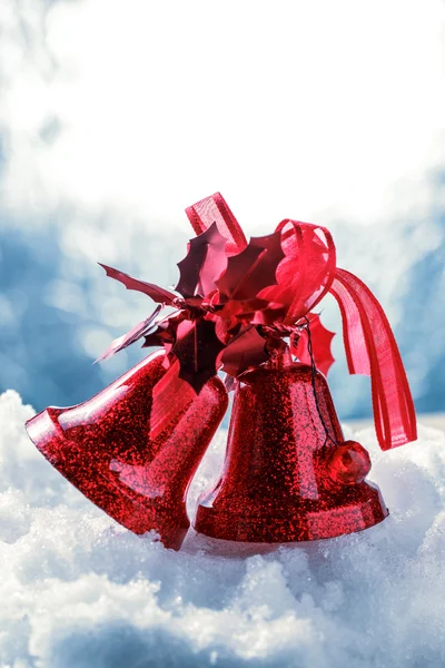 Zwei Weihnachtsglocken auf Schnee — Stockfoto