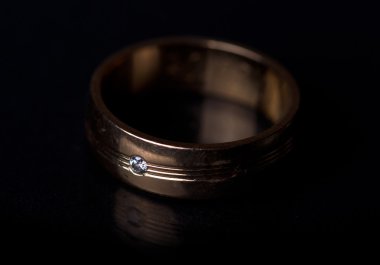 Siyah arkaplanda elmaslarla alyans.