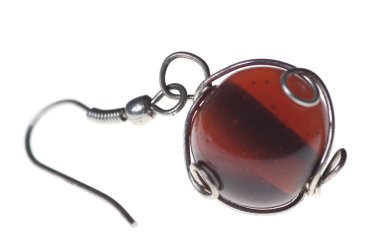 Küpe Amber beyaz bir arka plan üzerinde.