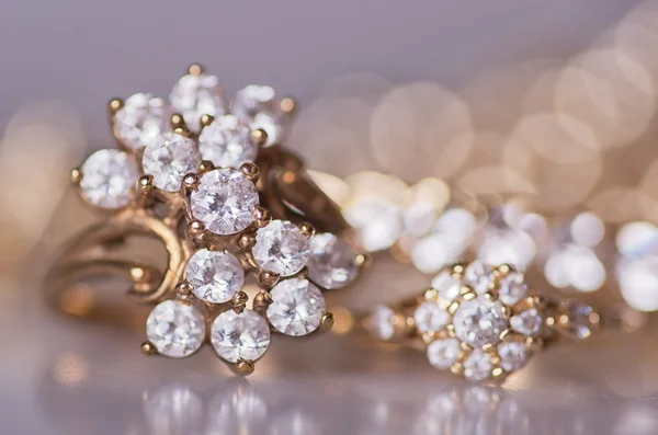 Gold jewelry on a dark background. — Stock Photo, Image