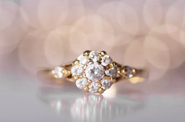 Ring mit Diamanten auf hellem Hintergrund. — Stockfoto