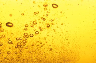 Altın bira ve kabarcıklar.