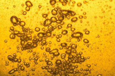 Altın bira ve kabarcıklar.