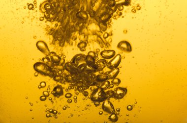 Altın bira ve kabarcıklar.