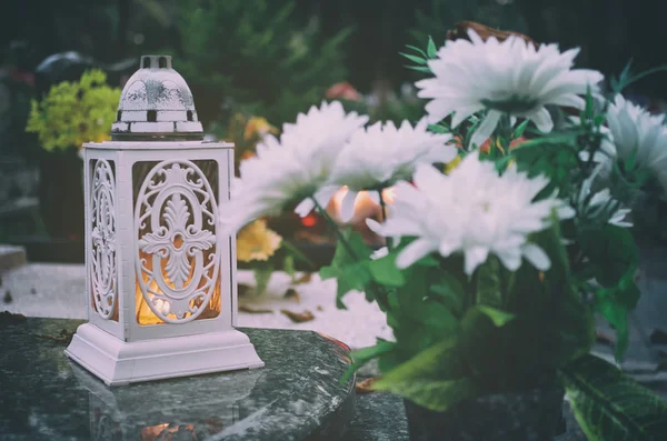 Lampion och blommor. — Stockfoto