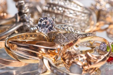 Taşlı bir sürü eski altın yüzük..