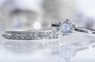 Gümüş yüzükler Kristalli evlilik yüzüğü ve nişan yüzüğü..