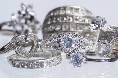 Beyaz arka planda kristalleri olan gümüş halkalar..