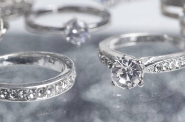 Beyaz arka planda kristalleri olan gümüş halkalar..