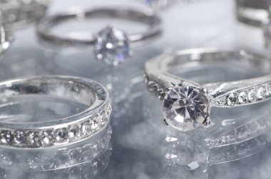 Gümüş yüzükler Bir sürü kristali olan kalın bir yüzük, bir nişan yüzüğü ve kalp şeklinde göz bileği olan bir Sevgililer Günü yüzüğü..