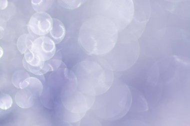 Aydınlatılmış ve bulanık parıltı bir bokeh etkisi yaratır.