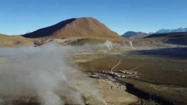 Şili 'nin Atakama çölündeki Gayzerler del Tatio' nun hava manzarası