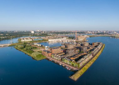 Steiger Adası 'nın havadan görünüşü ve Amsterdam' daki yeni yerleşim bölgesi