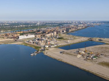 Amsterdam 'daki yapay Centrum adasındaki inşaat alanının havadan görüntüsü.