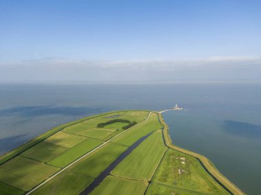Kuzey Hollanda 'daki Marken yarımadasının havadan görünüşü