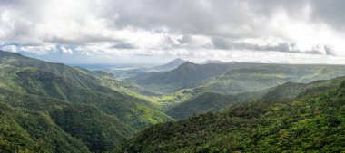Mauritius 'taki Gorges bakış açısından güzel yeşil dağların manzarası