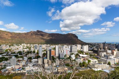 Port Louis, Mauritius 'un hava manzarası, yüksek binaları olan şehir manzarası.