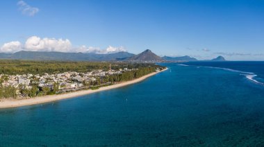 Mauritius 'ta dağları olan Flic en Flac Beach' in havadan görünüşü