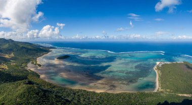 Yazın dağdan Le Morne Körfezi ve Ilot Fourneau Adası manzarası, Mauritius