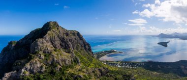 Mauritius 'taki Le Morne Dağı zirvesi, yarımada ve okyanus manzaralı.