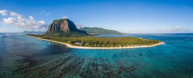 Mauritius 'taki sahil ve dağ manzaralı ikonik Le Morne Yarımadası