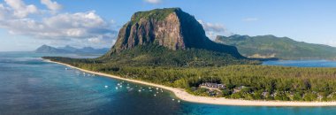 Mauritius 'taki sahil ve dağ manzaralı ikonik Le Morne Yarımadası