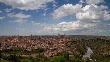 Gündüz vakti Toledo 'nun Nehir Vadisi ve hızlı hareket eden bulutlarıyla panoramik zamanlaması, İspanya