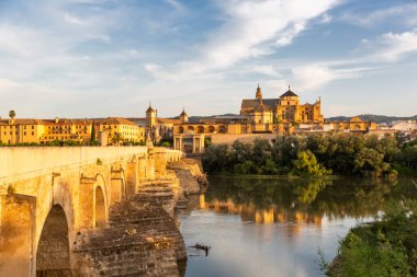 Roma Köprüsü, Guadalquivir Nehri ve Mezquita 'nın gündoğumunda Cordoba' nın klasik görüntüsü