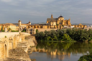Roma Köprüsü, Guadalquivir Nehri ve Mezquita 'nın gündoğumunda Cordoba' nın klasik görüntüsü