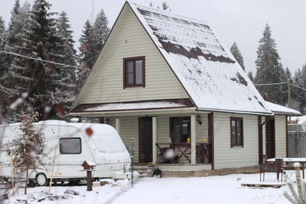 Dřevěný dům a táboření v zimě — Stock fotografie