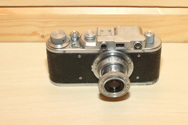 Vintage camera on a wooden background. — Stock Photo, Image