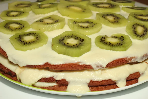 Schöner Kuchen mit Kiwi und Bananen — Stockfoto