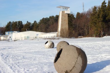 Bir kule ile Kurtarma İstasyonu