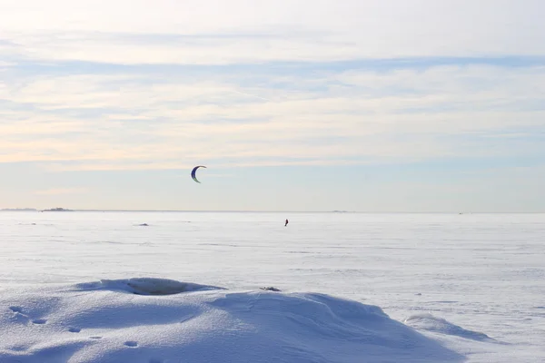 Kite surfen in de winter — Stockfoto