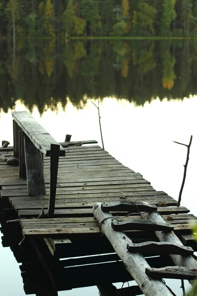 Oude pier op een meer — Stockfoto