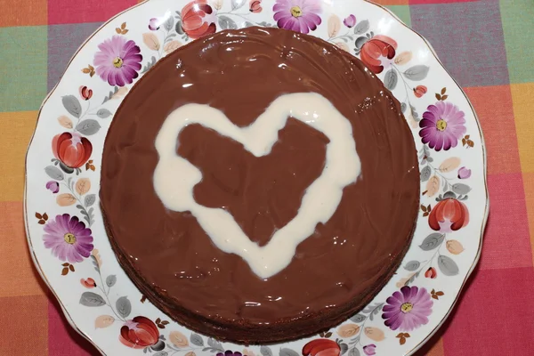 Biskuitteig mit Schokolade. Figur Herz — Stockfoto