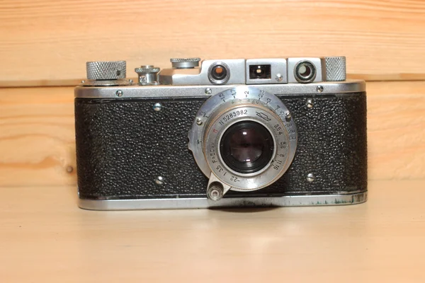 Vintage camera on a wooden background. — Stock Photo, Image