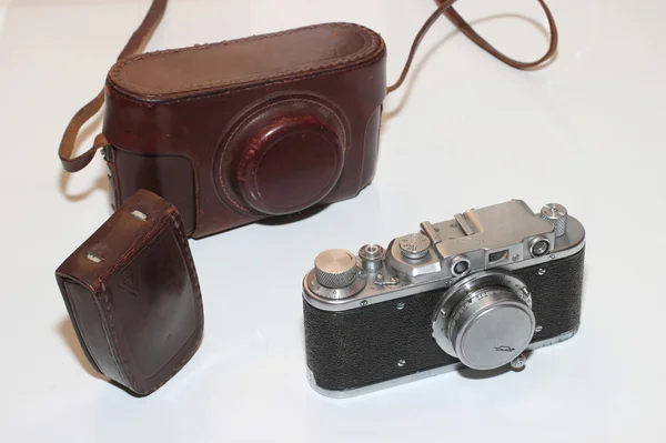 Изолированная винтажная камера и светильник — стоковое фото