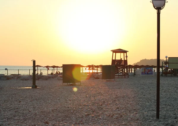 Гальковий пляж на заході сонця — стокове фото