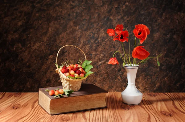 Červené Vlčí máky v vázu a sweet cherry — Stock fotografie