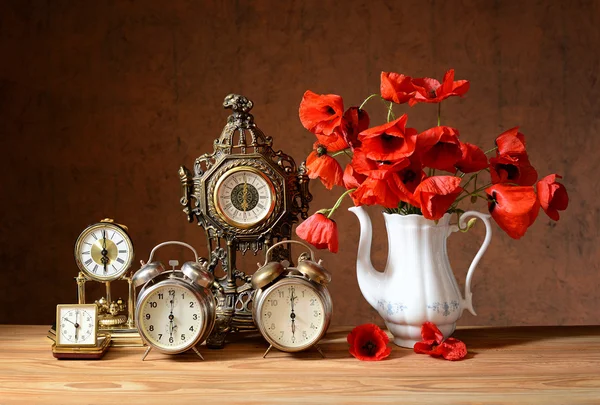 Old clocks and poppies in a vase — Stock Photo, Image