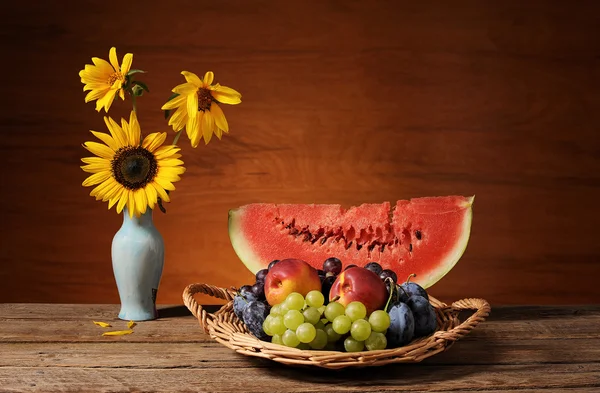 西瓜、 水果和插在花瓶里的向日葵 — 图库照片